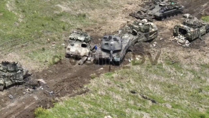 乌克兰军队放弃了一辆豹 2A6、四辆M2布拉德利和一辆BMR-2扫雷坦克。 Twitter