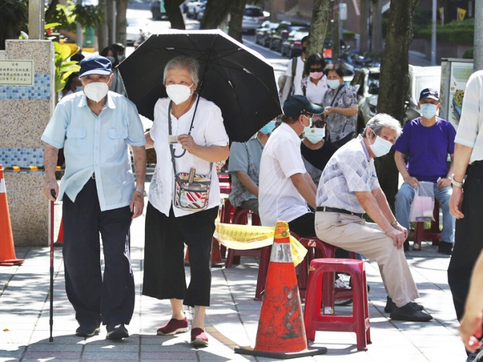 台灣新增187宗新冠病毒本土確診病例，是連續第6天少於200宗，再多21人死亡。AP圖片