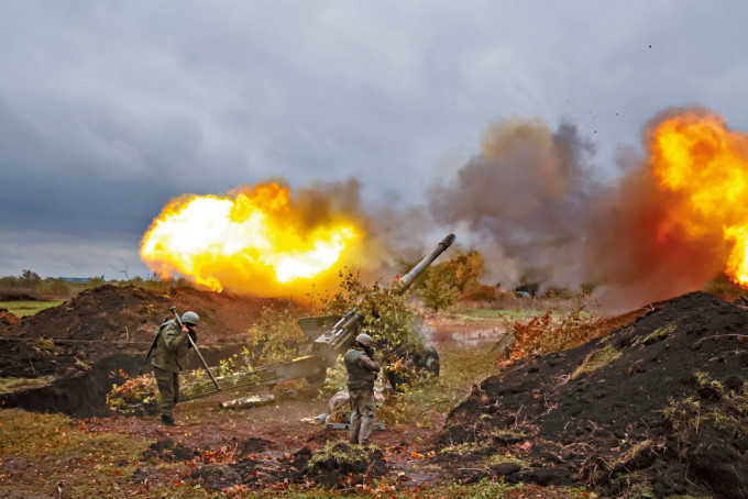 烏克蘭軍隊周二在東部頓涅茨克一個據點發射大炮。　