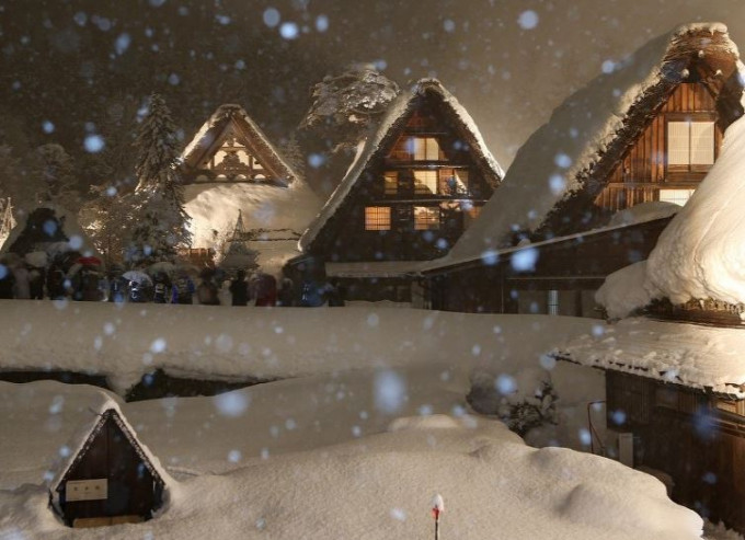 日本白川乡冬季亮灯活动展开。网图