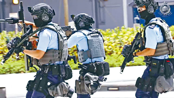 ■反恐特勤队人员持冲锋枪围捕恐怖分子。