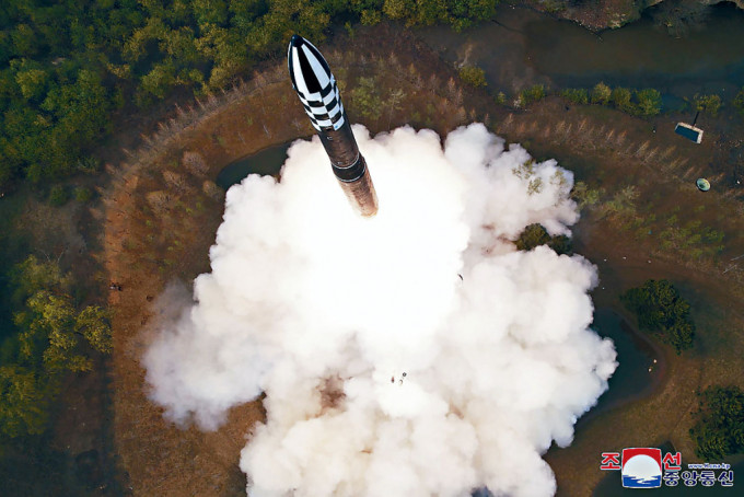 北韓首次試射「火星-18」新型固體燃料洲際彈道導彈。