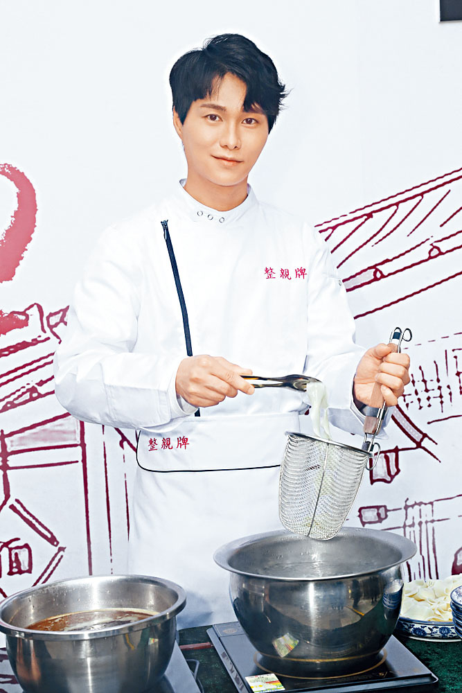 胡鸿钧亲自下厨为歌迷煮刀削面。