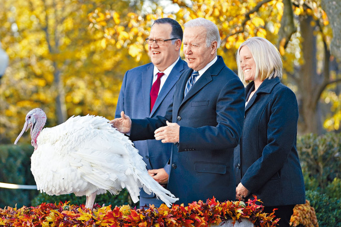 ■拜登上周五在白宫按传统「特赦」两只感恩节幸运火鸡。