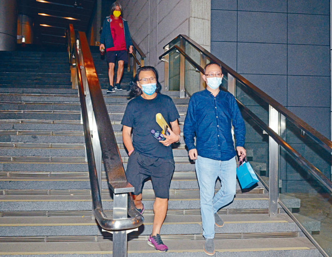 ■杰斯(右)获准保释，由律师黄国桐陪同离开警察总部。