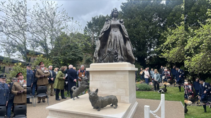 英女皇雕像有三只狗狗陪同。