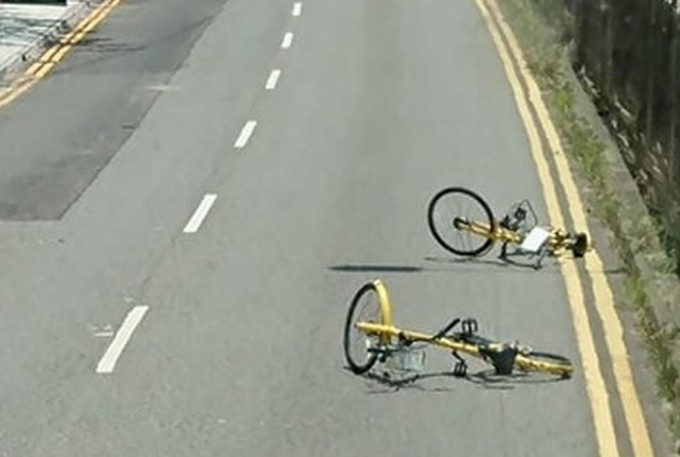 两辆共享单车横亘路中。 网图