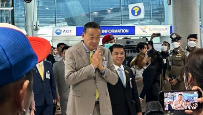 首批免簽中國遊客入境，泰國總理賽塔赴機場迎接。中國橋網微博
