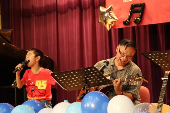 崔家祥自彈自唱和兒子表演。