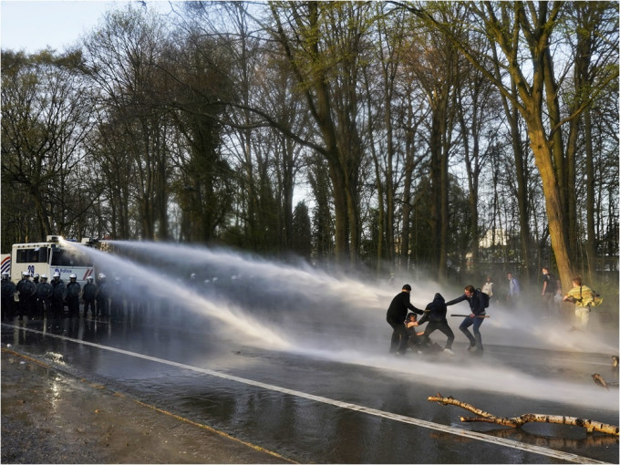 比利時警方開水炮驅散。AP