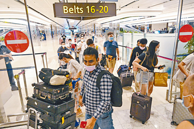 游客周二抵达新加坡樟宜机场。
