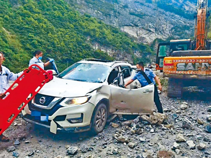 四川雅安市蘆山縣發生地震，部分車輛受損。