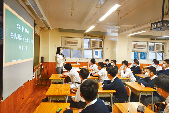 教育局新学年将首办国安教育到校教师工作坊，派员到校为教师直接解说与讨论。