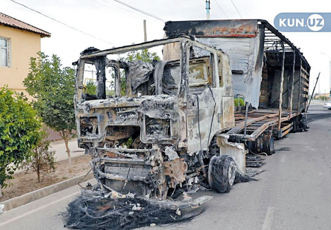 乌兹别克努库斯市街上，一辆在示威中烧毁的货车。