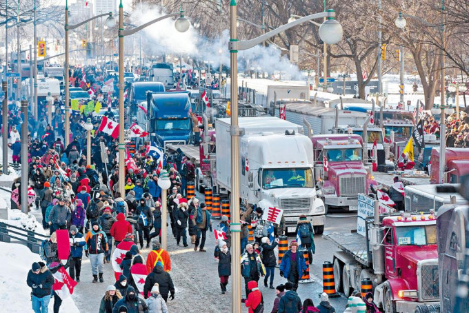 加拿大司機上周六駕駛貨車到渥太華國會山莊示威，抗議跨境疫苗強制令。　