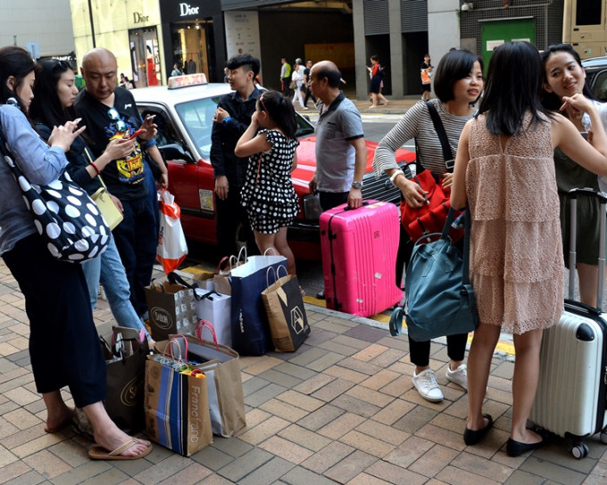 大批内地旅客涌往购物及各景点游玩。