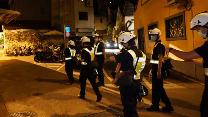 澳門當局在市內協助低窪地區居民疏散。澳門新聞局