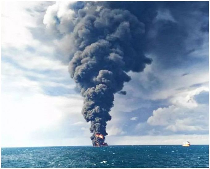 船被濃煙籠罩，隨後被確定已經沉沒。