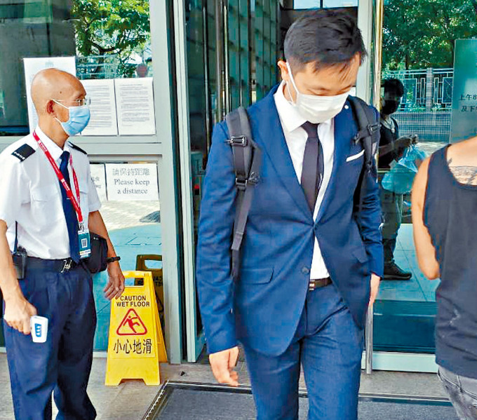 被告黃文浩否認公職人員行為失當罪。