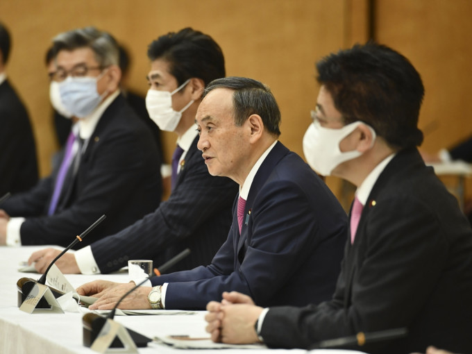 日本首相菅義偉周三向公眾道歉。（右二）AP圖片
