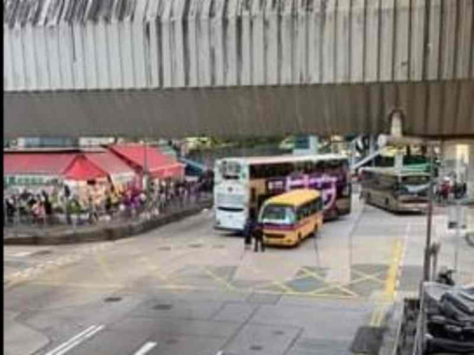 校巴與巴士相撞。圖:突發事故報料區網民nick leung