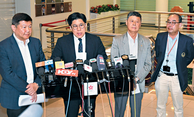 港協副會長兼立法會議員霍啟剛（左二）於9月底指，港協機構管治部門已完成撰寫手冊。
