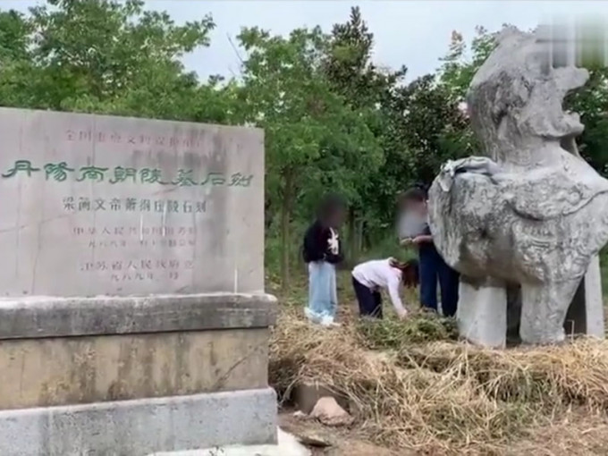 未经许可私自拓印文物最高可罚款二万元，如果对文物造成损坏甚至可以追究刑事责任。(网图)