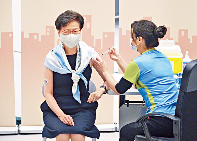 林郑接种第二针科兴疫苗后称：「针口又唔痛，亦无话晕。」　