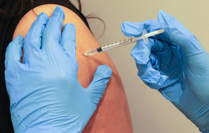 法国数小时内逾百万人预约接种疫苗致网站瘫痪。AP资料图片