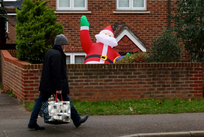 圣诞将至，英国疫情持续，更出现7宗与Omicron相关死亡病例。REUTERS图片