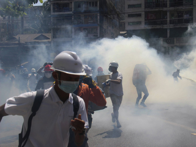 緬甸多個城市再有示威者上街，軍警施放催淚彈驅散。AP圖片