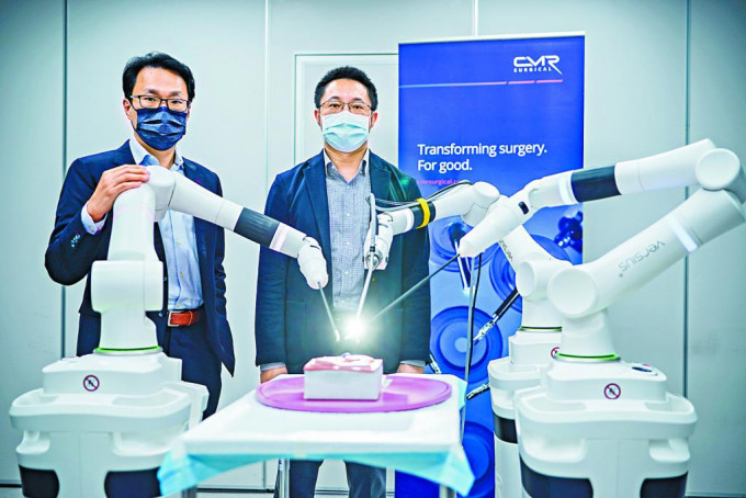 ■张健（左）表示，CMR Surgical除了提供手术机械人系统，亦设有培训教学，右为陈展昭。李睿哲摄