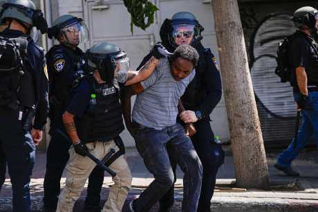 特拉维夫警员逮住一名厄立特里亚示威者。美联社
