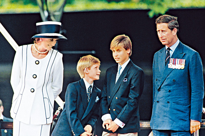 戴妃、查理斯与哈里及威廉，一九九五年出席二战纪念日活动。
