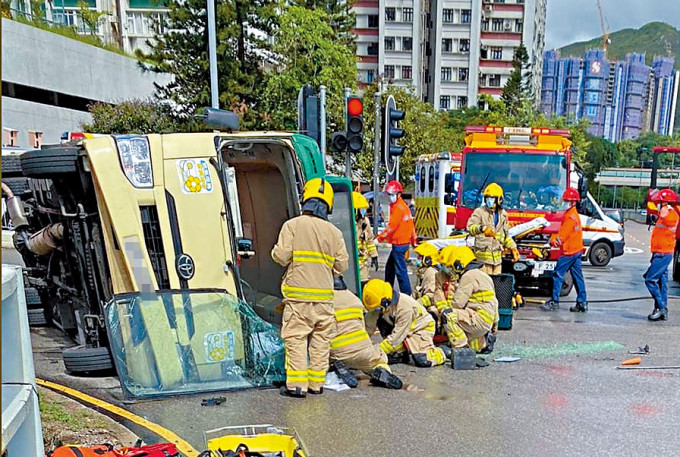 ■小巴翻側司機拋出被壓困，消防員升起車身合力救人。