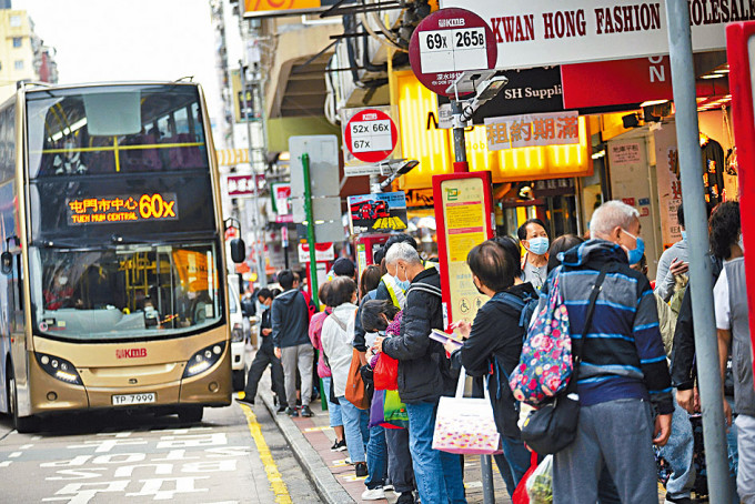 市面逐步开始复常，运输署要求七十九条巴士綫恢复服务。