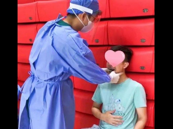 广州一名男同学在检测时却因嘴巴张开太大，不慎下巴脱臼。网上图片