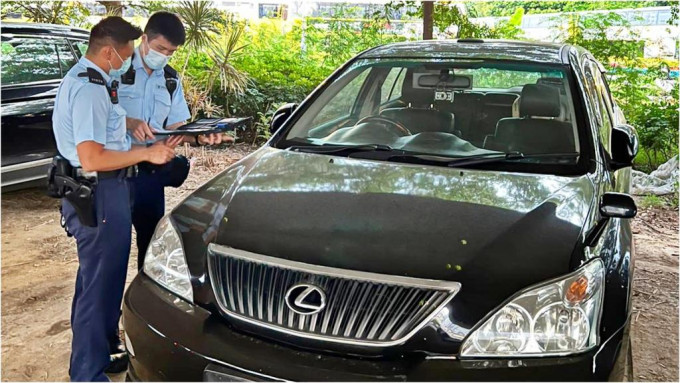 警方特別針對不展示行車證及車牌的違泊車輛。
