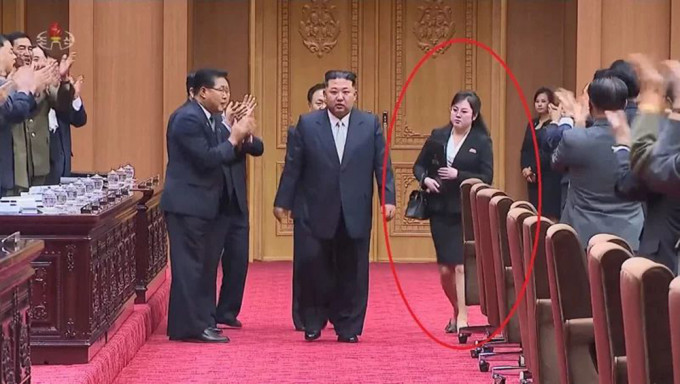 北韩领袖金正恩身边近期出现了一位神秘的新女助手（红圈示）。