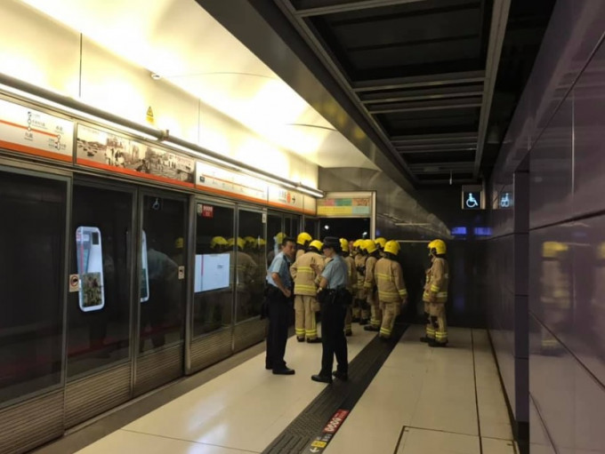 警方接报港铁东涌站有冷气系统冒烟。  FB「突发事故报料区」 网民Daniel Cech Chan图片