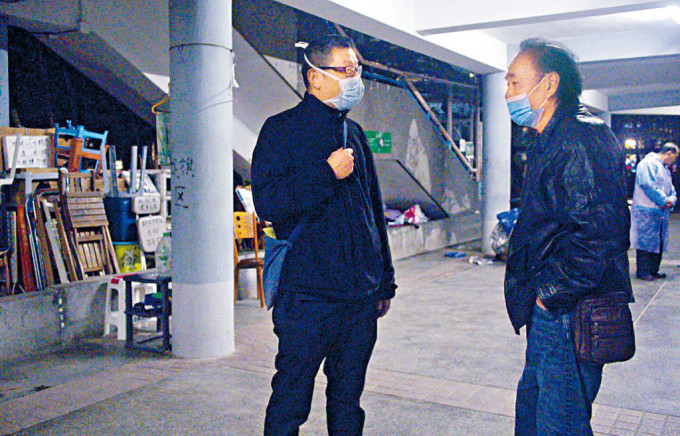 Micheal（右）向社協幹事吳衛東表示，對北上與妻兒團聚感到興奮。 