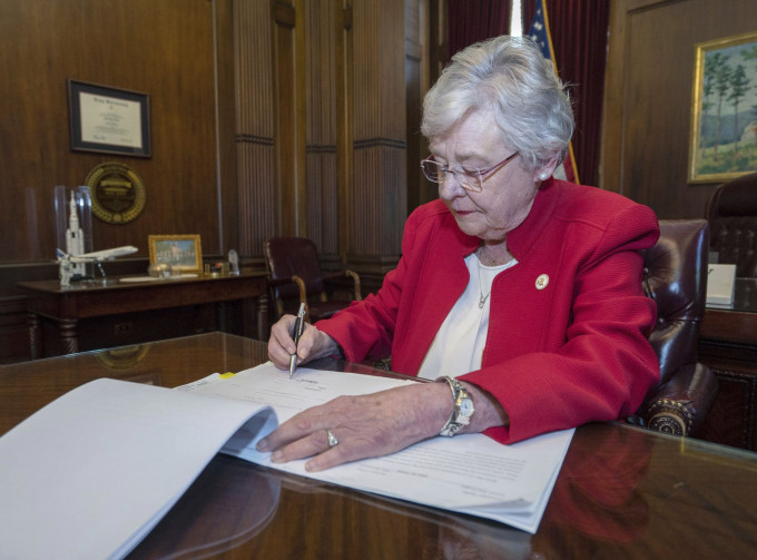女州长艾维签署法例。网图