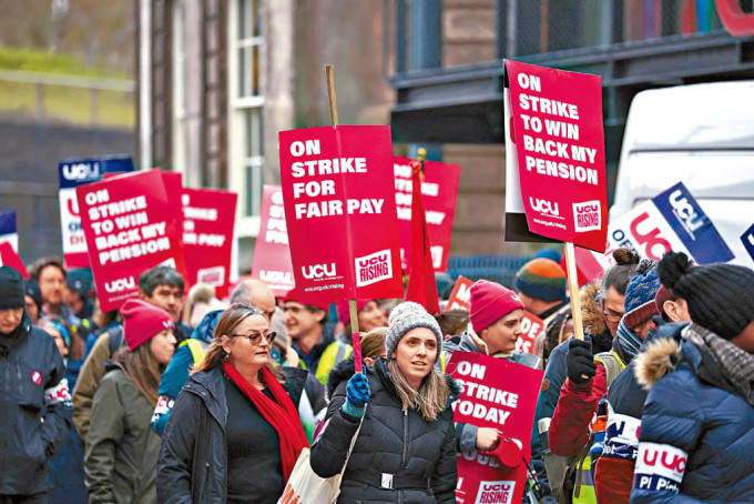 利物浦大学教职员去年11月为争取加薪罢工一天，有学生参加游行以表支持。