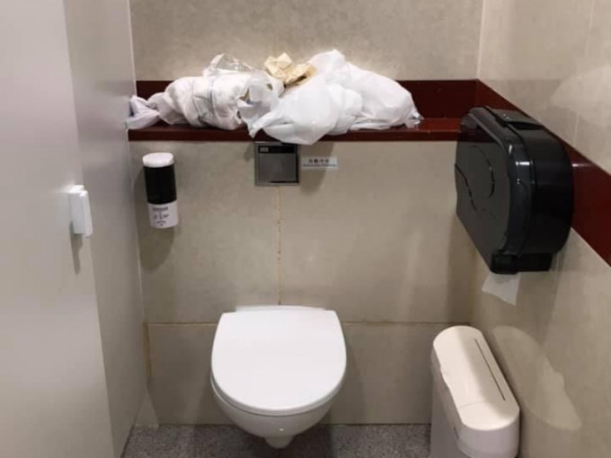 網民Yun Man Wong分享相片，見到女廁有一堆換下的衣物。香港機場實況討論區FB