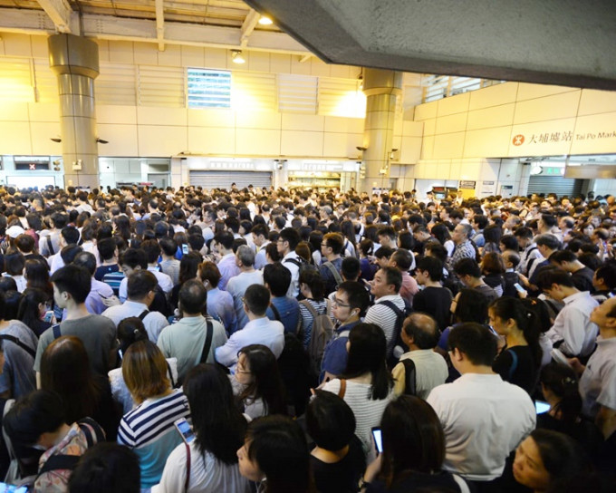 大埔墟站大量乘客排队。