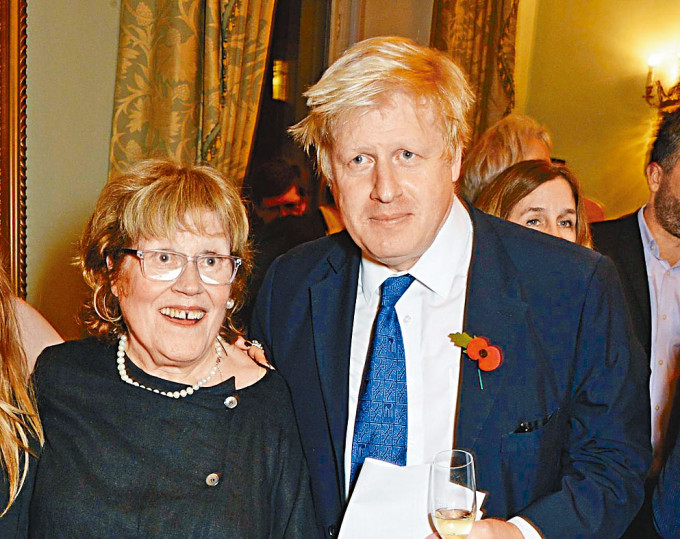 约翰逊与母亲沃尔二〇一四年摄于伦敦。