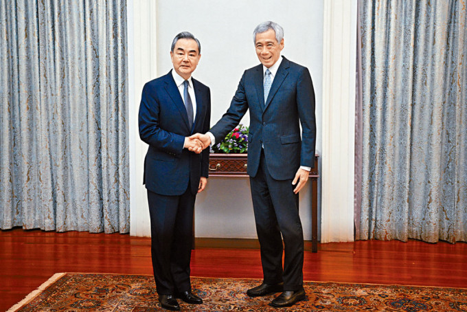 王毅昨日访问新加坡会见李显龙。