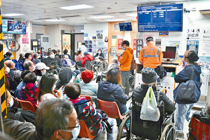 本港正值冬季流感高峰期，加上昨日为假日，联合医院等多所公院的急症室出现「逼爆」情况。