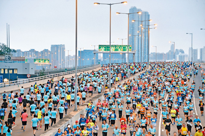 因疫情停办一年的香港马拉松，终获「开绿灯」，定于十月下旬举行。