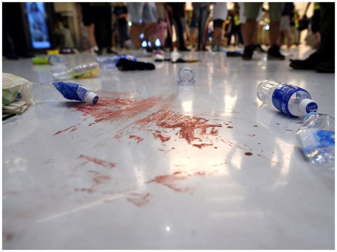 新城市广场爆冲突后地上留有血渍。资料图片